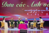 Các khách mời chia sẻ về hành trình tìm kiếm, quy tập hài cốt liệt sĩ.