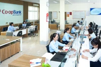 Giao dịch khách hàng tại Co-opBank chi nhánh Ninh Bình.