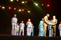 Chủ tịch Quốc hội Trần Thanh Mẫn trao quà lưu niệm tặng Lãnh đạo Liên đoàn Vovinam Senegal sau buổi biểu diễn võ thuật. (Ảnh: VĂN CHÚC)
