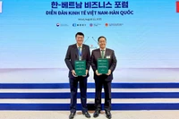 Tổng Giám đốc BIDV Lê Ngọc Lâm và Tổng Giám đốc Hana Bank Lee Ho Sung trao Thỏa thuận hợp tác trước sự chứng kiến của Lãnh đạo hai nước Việt Nam-Hàn Quốc.