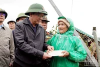 Phó Thủ tướng Hồ Quốc Dũng trao quà hỗ trợ người dân xã D'Ran, tỉnh Lâm Đồng, bị ảnh hưởng lũ lụt.