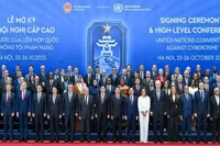Chủ tịch nước Lương Cường, Tổng thư ký Liên hợp quốc và lãnh đạo, đại diện các nước tham dự Lễ mở ký Công ước của Liên hợp quốc về chống tội phạm mạng. (Ảnh: THỦY NGUYÊN)