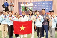 Lãnh đạo Đoàn thể thao Công an nhân dân chúc mừng thành tích giành hai Huy chương vàng hạng cân 62kg nam môn Jujitsu của vận động viên Lê Kiên tại Đại hội Thể thao Cảnh sát và Lính cứu hỏa Thế giới 2025. (Ảnh: BCA)