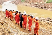 Công tác vận chuyển máy móc, thiết bị rất vất vả do địa hình phức tạp. 