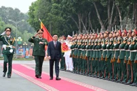 Thường trực Ban Bí thư Trần Cẩm Tú duyệt đội danh dự. (Ảnh: TTXVN)