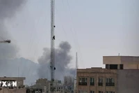 Khói bốc lên tại Tehran, Iran ngày 1/3/2026. (Ảnh: THX/TTXVN)