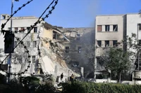 Trụ sở Tổng tư lệnh quân đội Syria ở Damascus bị phá hủy sau vụ không kích của không lực Israel, ngày 16/7/2025. (Ảnh: THX/TTXVN)