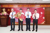 Bộ trưởng Nguyễn Hồng Diên trao quyết định công nhận Ngày truyền thống 2/10/1945 cho lãnh đạo Báo Công Thương.