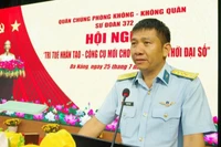 Đại tá Đinh Đức Việt, Phó Chính ủy Sư đoàn, phát biểu khai mạc hội nghị. (Ảnh: KHẮC TÂM)
