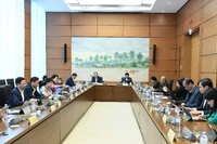 Đại biểu Quốc hội thảo luận tại tổ về dự án Luật sửa đổi, bổ sung một số điều của Luật Lý lịch tư pháp. (Ảnh: DUY LINH)