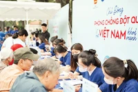 Các y, bác sĩ trẻ tình nguyện khám sàng lọc miễn phí cho người dân về huyết áp, đường huyết...