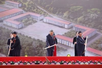 Tổng Bí thư Tô Lâm, Thủ tướng Phạm Minh Chính và các đại biểu thực hiện nghi thức khởi công, động thổ đồng loạt các trường nội trú liên cấp biên giới. (Ảnh: TTXVN)