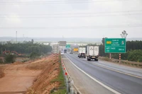 Tuyến cao tốc Cam Lộ-La Sơn đang thi công mở rộng.