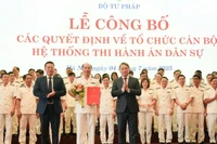 Bộ trưởng Tư pháp Nguyễn Hải Ninh trao các quyết định về công tác tổ chức cán bộ hệ thống thi hành án dân sự. (Ảnh: TH)