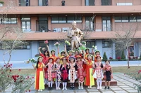 Niềm vui của học sinh là con em đồng bào các dân tộc thiểu số khi được học tập trong Trường liên cấp Si Pa Phìn - nơi có một món quà "đặc biệt" được gửi tặng. (Ảnh: LÊ LAN)