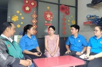 Công đoàn phường Phú Định thăm hỏi đoàn viên khó khăn. (Ảnh: THANH NGA) 
