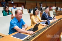 Đại biểu Quốc hội bấm nút thông qua Luật sửa đổi, bổ sung một số điều của Luật Tổ chức Tòa án nhân dân. (Ảnh: DUY LINH)
