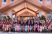 Tổng Bí thư Tô Lâm, các đồng chí lãnh đạo Đảng, Nhà nước và các cháu học sinh tại Lễ khánh thành Trường phổ thông nội trú liên cấp tiểu học và trung học cơ sở xã Si Pa Phìn, tỉnh Điện Biên. (Ảnh: THÀNH ĐẠT)