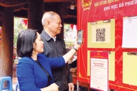 Chỉ cần quét mã QR, cử tri Hà Nội tìm hiểu các thông tin về bầu cử một cách thuận lợi. (Ảnh: KIM CHI)