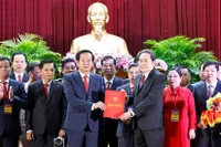Chủ tịch Quốc hội Trần Thanh Mẫn trao Quyết định của Bộ Chính trị chỉ định Ban Chấp hành Đảng bộ thành phố Cần Thơ nhiệm kỳ 2020–2025 cho đồng chí Đỗ Thanh Bình, Ủy viên Trung ương Đảng, Bí thư Thành ủy Cần Thơ. (Ảnh: TTXVN)