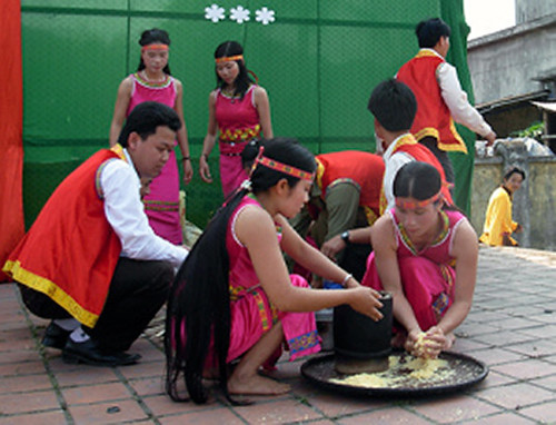 Bà con thi nấu Cơm Pồi - món ăn truyền thống của người Chứt. (Ảnh: dantocmiennui.vn) Bà con thi nấu Cơm Pồi - món ăn truyền thống của người Chứt. (Ảnh: dantocmiennui.vn)