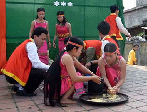 Bà con thi nấu Cơm Pồi - món ăn truyền thống của người Chứt. (Ảnh: dantocmiennui.vn)