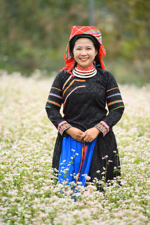 Phụ nữ Pu Péo trong trang phục truyền thống. (Ảnh: THÀNH ĐẠT)