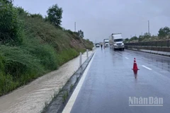 Khu Quản lý đường bộ IV và lực lượng Cảnh sát giao thông tỉnh Lâm Đồng đặt biển cảnh báo và hướng dẫn phân luồng cho các phương tiện lưu thông an toàn từ 10 giờ sáng 30/10.