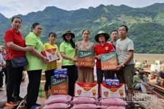 Trao tặng nhu yếu phẩm thiết yếu cho người dân vùng lũ.