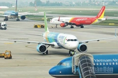 Cục Hàng không Việt Nam yêu cầu các hãng hàng không tăng cường phối hợp, theo dõi chặt chẽ diễn biến bão số 15 để điều chỉnh kế hoạch bay hoặc thay đổi lịch bay phù hợp.