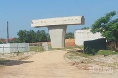 Dự án thành phần 1-đầu tư xây dựng Quốc lộ 12A đoạn tránh thị xã Ba Đồn vẫn đang đình trệ nguyên nhân từ công tác giải phóng mặt bằng chưa được dứt điểm. (Ảnh: Hoàng Phúc)