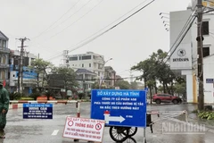 Lực lượng chức năng Cục Đường bộ Việt Nam túc trực 24/24 giờ trong cơn bão số 10 cảnh báo, chỉ dẫn các tuyến đường bị ảnh hưởng do bão. (Ảnh minh họa)