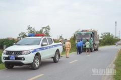 Ảnh minh họa: Lực lượng Cảnh sát giao thông phối hợp Thanh tra giao thông xử lý xe quá tải.