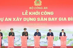 Thủ tướng Phạm Minh Chính và các đồng chí lãnh đạo thực hiện nghi thức khởi công Dự án xây dựng Sân bay Gia Bình ngày 10/12/2024. (Ảnh: Báo Nhân Dân) 