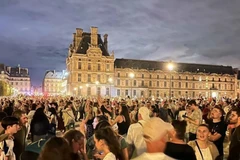 Hàng chục nghìn người tới tập trung tại vườn hoa Tuileries và bảo tàng Louvre để chứng kiến Ngọn lửa Olympic. (Ảnh: TTXVN)