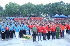 Các lực lượng tham dự lễ chào cờ.