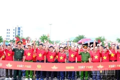 Các đồng chí lãnh đạo tỉnh Hà Tĩnh cùng tham gia Chương trình “Cùng Việt Nam tiến bước” với đông đảo các tầng lớp nhân dân tại Quảng trường Thành Sen.