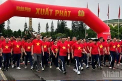 Hoạt động đi bộ được tổ chức quy mô cấp tỉnh tại Quảng trường Nguyễn Văn Linh (phường Phố Hiến, tỉnh Hưng Yên).