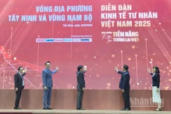 Lãnh đạo Tỉnh ủy Long An và Hội Doanh nghiệp trẻ Việt Nam và các đại biểu ấn nút khai mạc diễn đàn. 