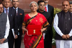 Bộ trưởng Tài chính Ấn Độ Nirmala Sitharaman (giữa, phía trước) chuẩn bị trình bày Ngân sách chung của đất nước cho năm tài chính 2023-24 trước quốc hội tại New Delhi, Ấn Độ, ngày 1/2/2023. (Ảnh: Xinhua)