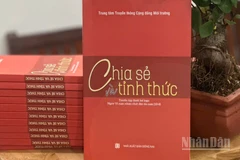 Trung tâm Truyền thông Cộng đồng Môi trường giới thiệu đến công chúng cuốn sách “Chia sẻ và Tỉnh thức”.