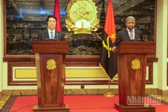 Chủ tịch nước Lương Cường và Tổng thống Angola gặp gỡ báo chí. (Ảnh: Xuân Kỳ)