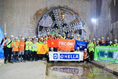 Đơn vị thi công và tư vấn thiết kế ăn mừng dấu ấn mới tại dự án khi máy đào hầm tiến tới ga Văn Miếu chiều 13/11.