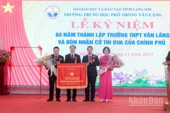 Phó Chủ tịch Ủy ban nhân dân tỉnh Lạng Sơn Đoàn Thanh Sơn tặng Cờ Thi đua của Chính phủ cho Trường THPT Văn Lãng.