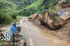 Cơn bão số 11 khiến ta-luy dương sạt lở nghiêm trọng xuống tuyến đường Quốc lộ nối tỉnh Bắc Kạn với tỉnh Cao Bằng.