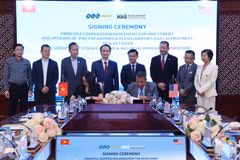 Đại diện Tập đoàn FLC và HASDC ký kết Hợp đồng nguyên tắc Đầu tư và nâng cấp Cảng hàng không Phù Cát và Pleiku tại tỉnh Gia Lai. (Ảnh: FLC)