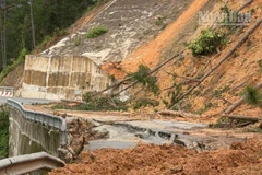 Sạt lở trên đèo Mimosa.