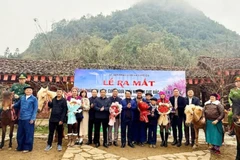 Bí thư Tỉnh ủy Tuyên Quang Hầu A Lềnh tặng hoa chúc mừng đơn vị tổ chức sản phẩm du lịch mới "Cưỡi ngựa trải nghiệm cực Bắc".