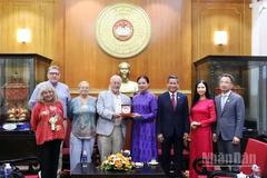 Phó Chủ tịch Ủy ban Trung ương Mặt trận Tổ quốc Việt Nam Hà Thị Nga, Bí thư Đảng Cộng sản Anh Robert Griffiths (lần lượt thứ 4 và 5 từ phải sang) cùng đại diện các đơn vị, tổ chức liên quan tại buổi làm việc.
