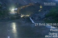 Cục Đường bộ Việt Nam xuyên đêm khắc phục các vị trí sạt lở do mưa lũ.